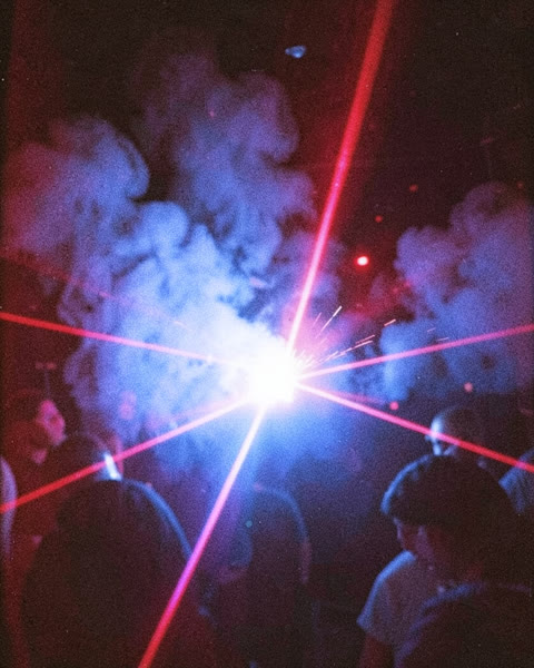 Des lasers dans la fumée d’un club